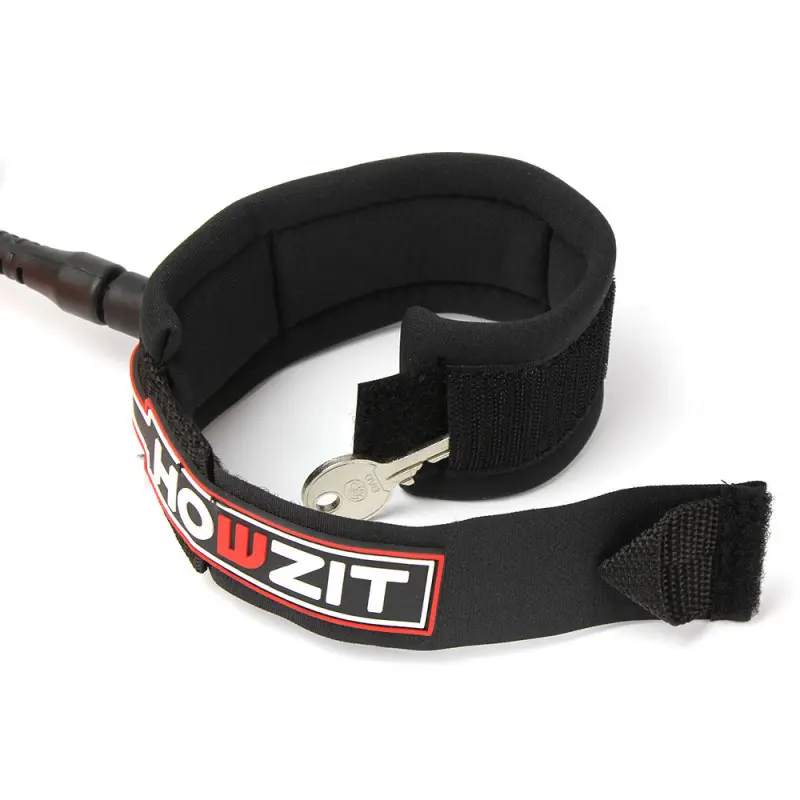 leash-de-wingfoil-howzit-coil-noir-poignet-4- (3).webp
